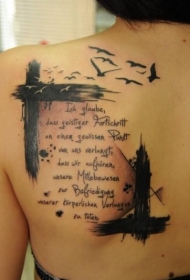 背部黑色的字母与鸟类纹身图案