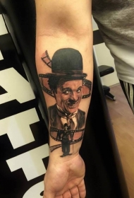 小臂彩色卓别林肖像纹身图案