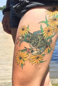 大腿插画风格彩色花朵和螃蟹纹身图案