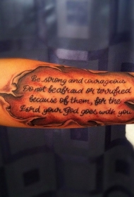 手臂上的英文字母文章和撕皮纹身图案