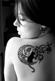 背部优雅的猫和月亮藤蔓纹身图案