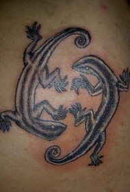 背部黑色阴阳蜥蜴纹身图案