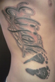 侧肋花体字母和小孩脚印纹身图案