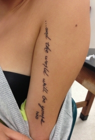 大臂不完整的黑色字母纹身图案