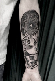 小臂超现实主义风格黑色骷髅与人脸面具纹身图案