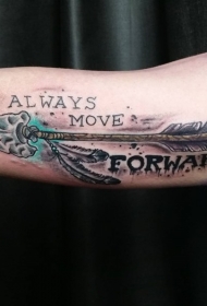 大臂古老的部落箭和英文字母纹身图案