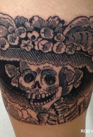 大腿雕刻风格黑色帽子与妇女骨架纹身图案