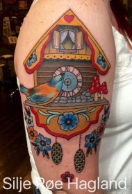 old school大臂彩色木制时钟与小鸟纹身图案