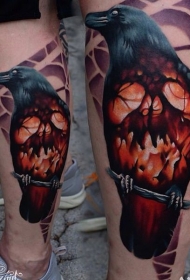 腿部彩色乌鸦与燃烧头骨纹身图案