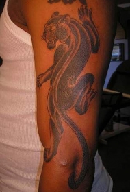 手臂上爬行的黑豹纹身图案