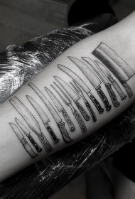 手臂简约各种专业厨房刀纹身图案