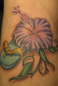腿部紫色木槿花和凉鞋的纹身