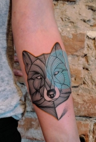 手臂黑色线条狼头和蓝色圆形纹身图案