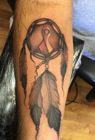 男性手臂彩色古代梦捕网纹身图案