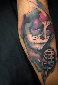 惊人的墨西哥女郎和麦克风手臂纹身图案