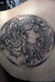 背部圆形的女子肖像点刺纹身图案