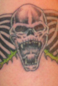 手臂锋利的齿骷髅部落纹身图案