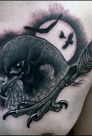 复古风格黑色怪鹰头与鹰腿胸部纹身图案