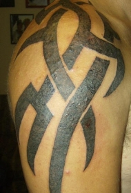 肩部黑色部落编织模式图腾纹身图片