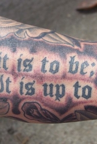 男性手臂棕色字符纹身图案