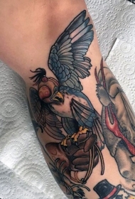 腿部奇怪的彩绘鸟纹身图片