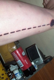 腿部黑色长虚线与圆圈纹身图案