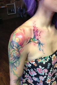 肩部彩色水墨蜂鸟与几何小鸟纹身图案