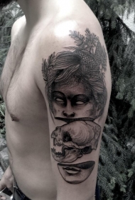 大臂超现实主义风格女人脸和猫头骨纹身图案