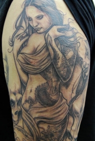 肩部黑棕色女孩赤裸纹身图案