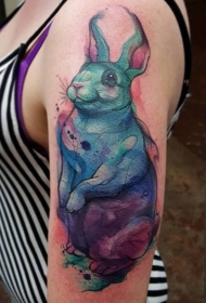女生手臂水彩画风格可爱兔子纹身图案