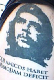 腿部黑色肖像与拉丁文纹身图案