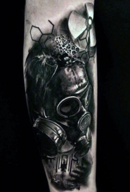 手臂写实黑色辐射标志与防毒面具纹身图案