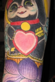 手臂彩色的招财猫莲花纹身图案