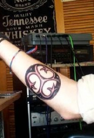 手臂上的三位一体符号纹身图案