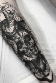 小臂黑色骷髅结合愤怒的蛇纹身图案