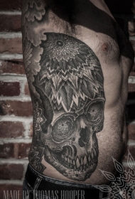 侧肋雕刻风格黑色梵花骷髅纹身图案