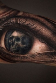 精确绘制彩色女人眼睛和骷髅纹身图案