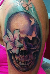 大臂彩色骷髅花朵和蝴蝶纹身图案