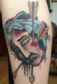 小腿亚洲风格的彩色生首与箭头纹身图案