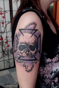 大臂彩绘骷髅与自行车链纹身图案