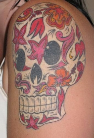 肩部彩色骷髅头骨纹身图案