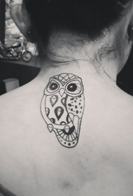 女生背部卡通黑色的猫头鹰纹身图案