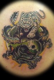 龙与虎在阴阳八卦上纹身图案