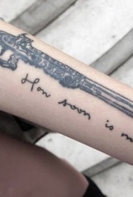 手臂灰色仿古枪纹身图案