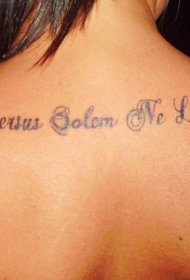 手臂黑色拉丁文字母花体纹身