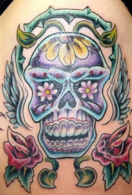 肩部彩色花翅糖与头骨纹身图案