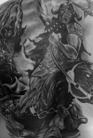 背部华丽漂亮的古怪野蛮人战士纹身图案