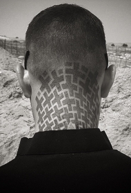 头部和颈部有趣的十字架几何纹身图案