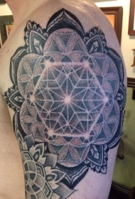 肩部黑色点刺梵花个性纹身图案