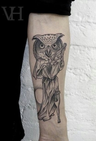 小臂拉小提琴的猫头鹰黑色纹身图案